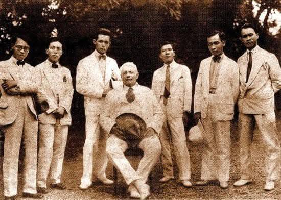 áu sinh viên tốt nghiệp khoá đầu tiên Trường Mỹ thuật Đông Dương là Lê Văn Đệ, Nguyễn Phan Chánh, Georges Khánh, Mai Trung Thứ, Công Văn Trung và Lê Phổ